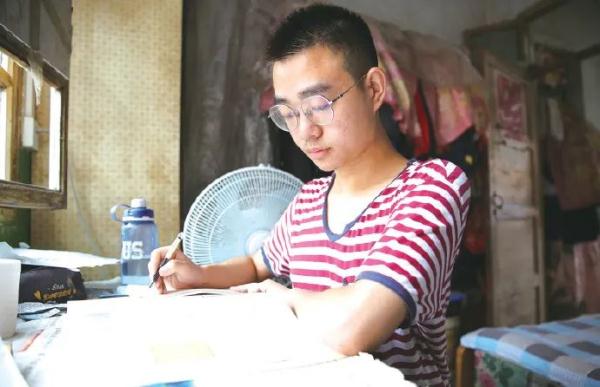 “这是我今年收到最好的消息!”一大波录取通知书正在派送,来沾喜气! “这是我今年收到最好的消息!”一大波录取通知书正在派送,来沾喜气!