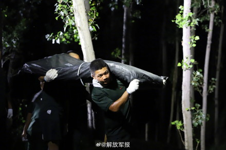天津抗洪抢险一线，武警官兵连续奋战