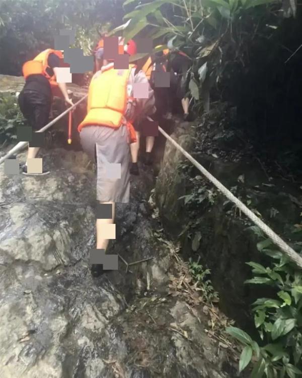 湖南一男子溯溪时坠亡！家属质疑无安全措施，当地：非正规景点