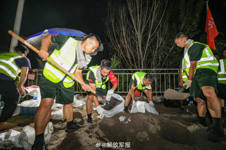天津抗洪抢险一线，武警官兵连续奋战