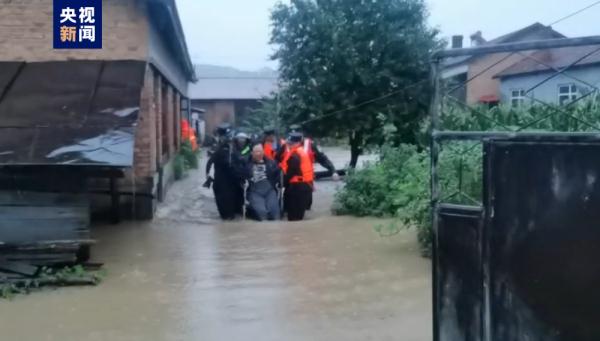 黑龙江东宁:老黑山村进水 民警紧急救助群众 黑龙江东宁:老黑山村进水 民警紧急救助群众