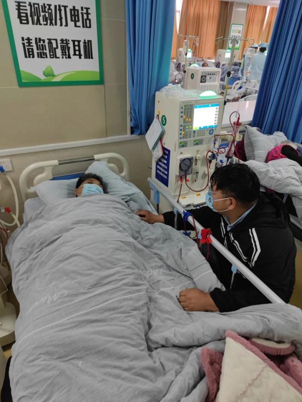 这个小伙，让人心疼又佩服！