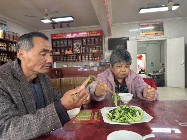 这个小伙，让人心疼又佩服！