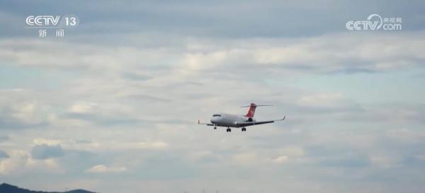 ARJ21飞机完成高海拔演示飞行 国产支线飞机向高原、特殊机场“亮剑” ARJ21飞机完成高海拔演示飞行 国产支线飞机向高原、特殊机场“亮剑”