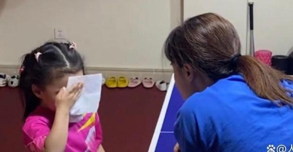 未来可期！乒乓球奥运冠军王楠7岁女儿笑笑首夺女单冠军