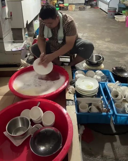 这个小伙，让人心疼又佩服！