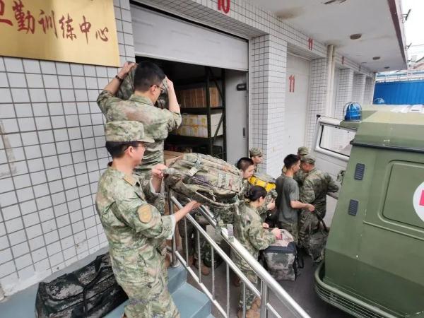 联勤保障部队第984医院抢险救灾医疗队深入受灾一线开展巡诊