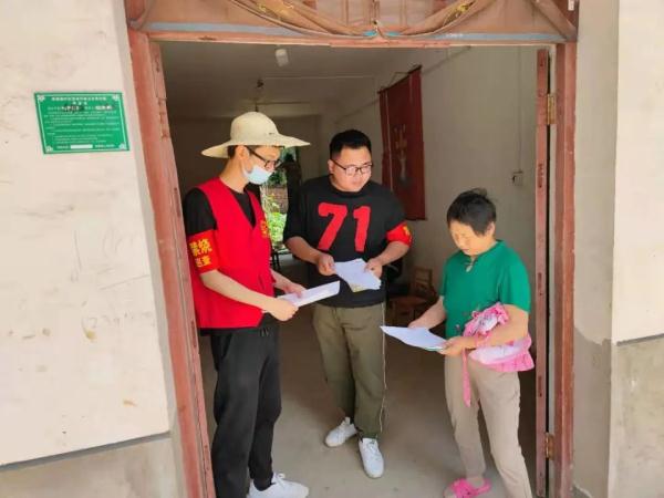 这个小伙，让人心疼又佩服！