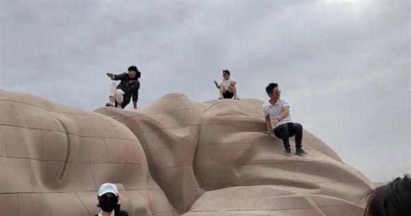 多名游客肆意攀爬“大地之子”拍照,当地回应→ 多名游客肆意攀爬“大地之子”拍照,当地回应→