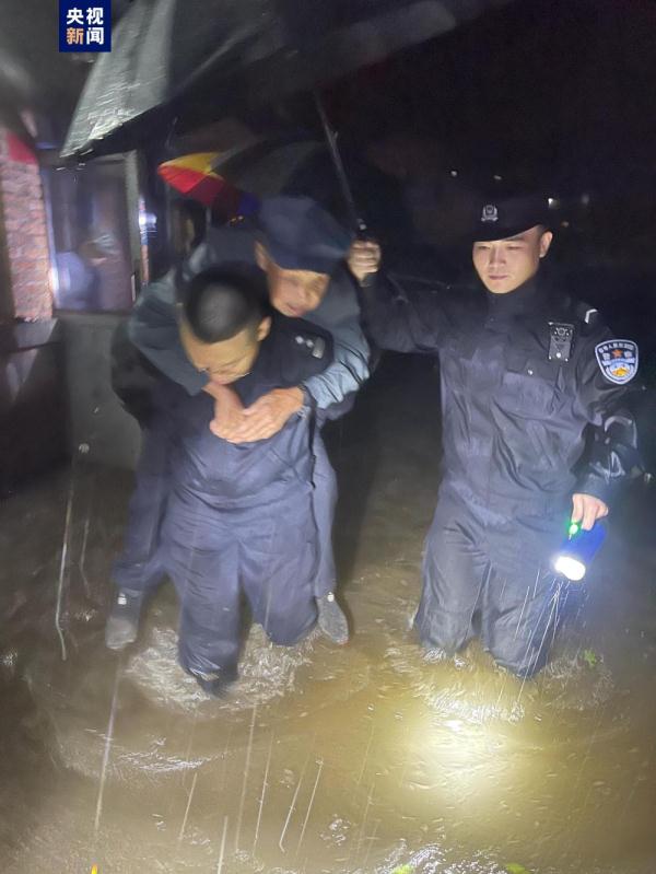 黑龙江东宁:老黑山村进水 民警紧急救助群众 黑龙江东宁:老黑山村进水 民警紧急救助群众