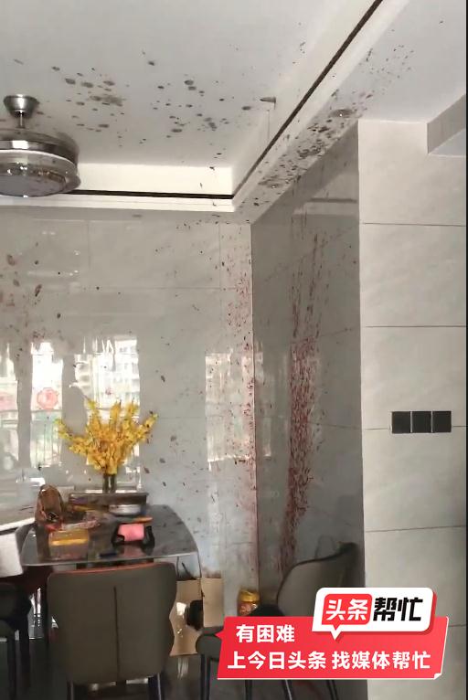 整个屋子仿佛被"血染"！这个美食还会爆炸？不少人都遇到过