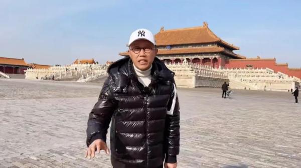 “倒着走”的导游走红，爱岗敬业的人会发光