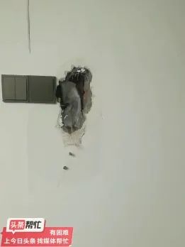 装修工人把塑料填进墙体?公司称为防水,业主:我不信! 装修工人把塑料填进墙体?公司称为防水,业主:我不信!