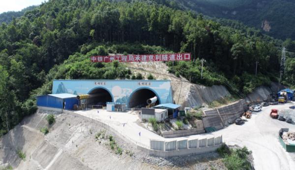 炉慈高速慈利隧道贯通