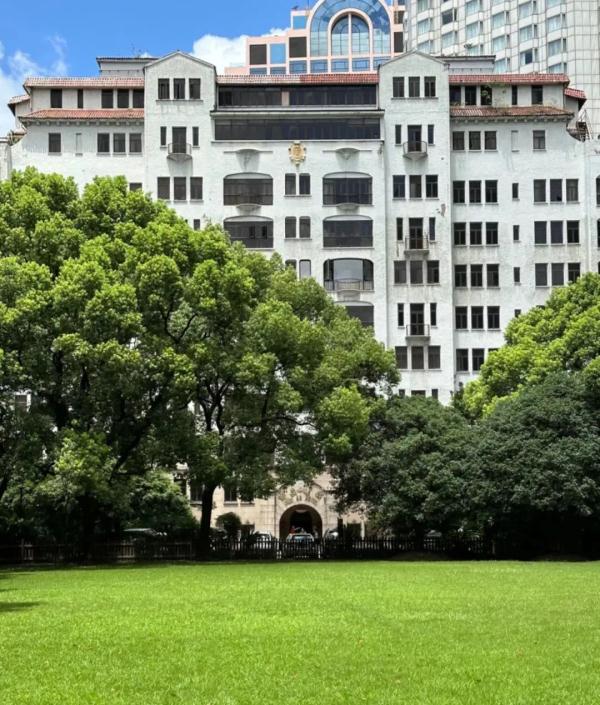 上海老牌宝藏宾馆将暂停营业，这里的水晶虾仁和法棍，上海人都曾抢着买！