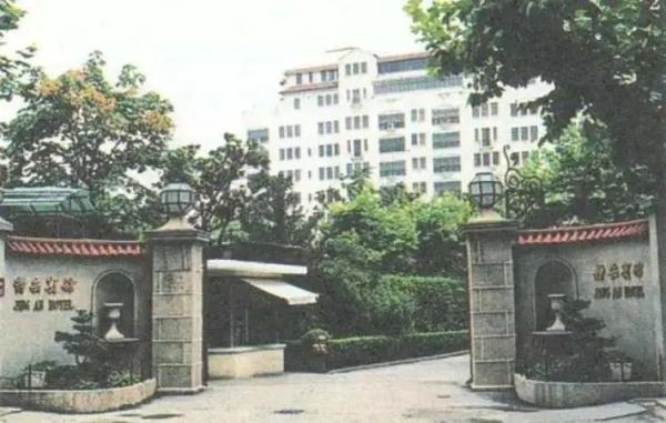 上海老牌宝藏宾馆将暂停营业，这里的水晶虾仁和法棍，上海人都曾抢着买！
