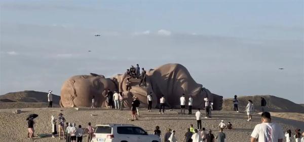 多名游客肆意攀爬“大地之子”拍照,当地回应→ 多名游客肆意攀爬“大地之子”拍照,当地回应→