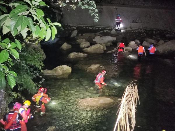 又一起!一家老小被困“网红打卡点”,12小时后...... 又一起!一家老小被困“网红打卡点”,12小时后......