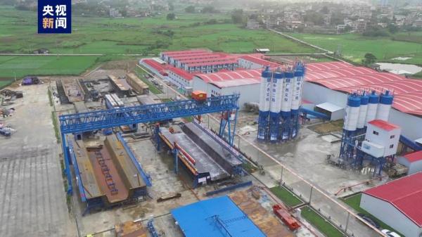 南深高铁玉岑段首孔预制箱梁成功浇筑