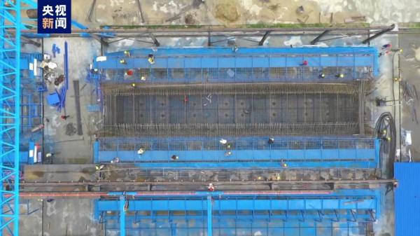 南深高铁玉岑段首孔预制箱梁成功浇筑