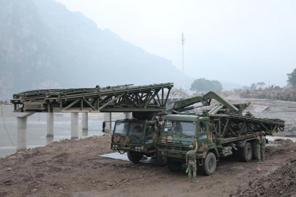 陆军第82集团军某工兵旅奋战在灾后重建一线