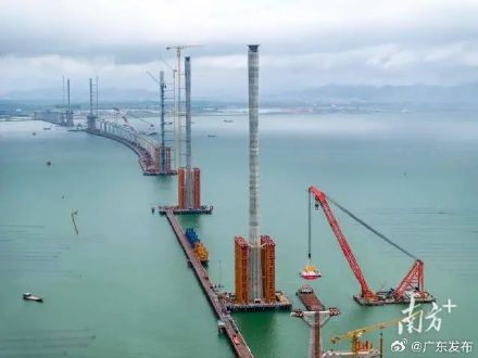 黄茅海大桥首榀钢箱梁吊装成功