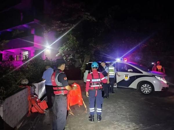 又一起!一家老小被困“网红打卡点”,12小时后...... 又一起!一家老小被困“网红打卡点”,12小时后......