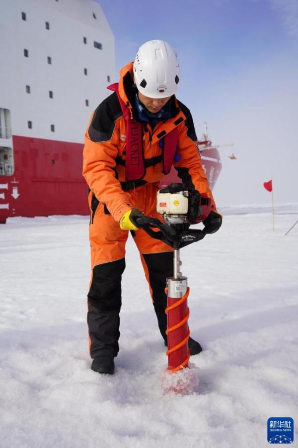 中国第13次北冰洋科学考察队正式开始海冰综合调查作业 中国第13次北冰洋科学考察队正式开始海冰综合调查作业