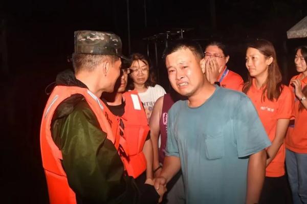 生死时速！铁路工人用信号旗引导直升机降落