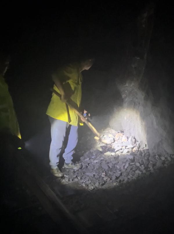 生死时速！铁路工人用信号旗引导直升机降落