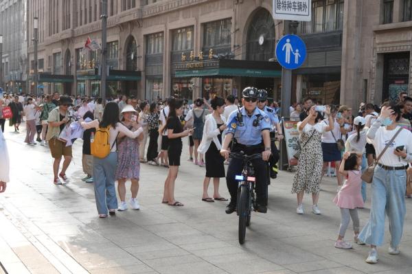 暑期日均客流40万的南京东路，骑自行车巡逻的酷飒警察是“花架子”吗？