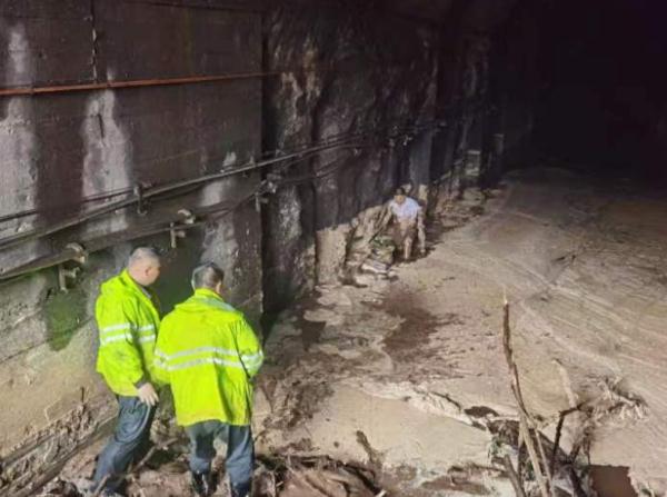 生死时速！铁路工人用信号旗引导直升机降落