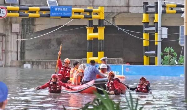 暴雨积水中两人被困，他们搭“人桥”救出两名被困群众
