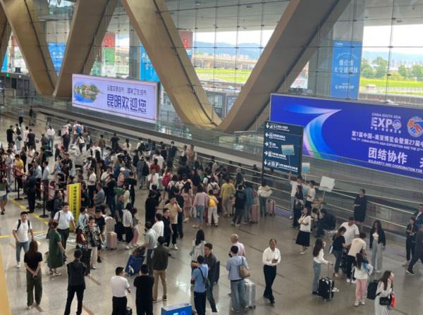 凌晨昆明长水机场堵飞机、大理火车站限流……什么情况？