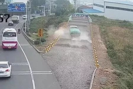 长下坡路段货车突然刹车失灵，记住这几点也许能救命！