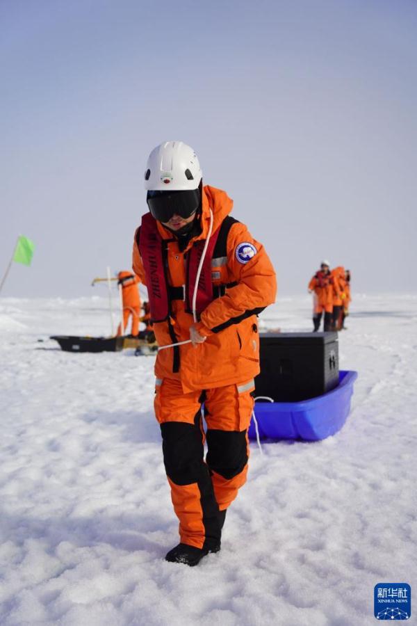 中国第13次北冰洋科学考察队正式开始海冰综合调查作业 中国第13次北冰洋科学考察队正式开始海冰综合调查作业