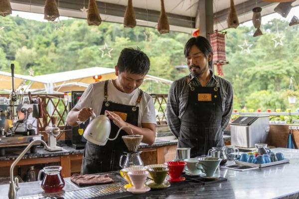 凌晨昆明长水机场堵飞机、大理火车站限流……什么情况？