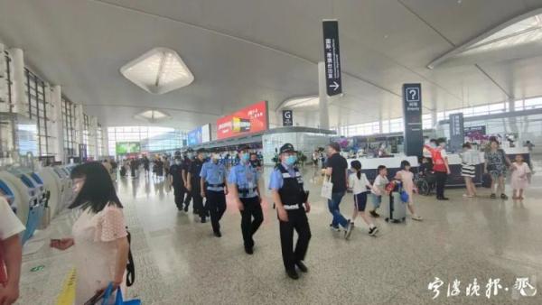 宁波一对夫妻因孩子贪玩将其丢在机场就走了，还不打算接回孩子……