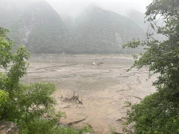 生死时速！铁路工人用信号旗引导直升机降落