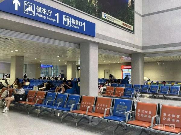 惹东说念主嫌！一高铁站近9成是推拿椅？电影院也遭吐槽！网友吐槽：能取消吗