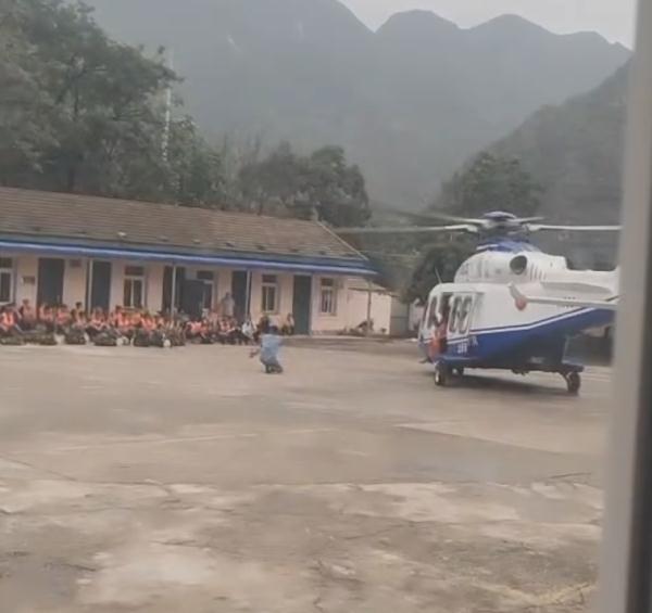 生死时速！铁路工人用信号旗引导直升机降落