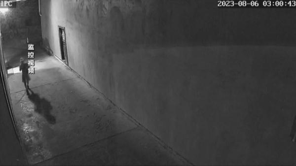 男子“变装”潜入女生宿舍，竟是为了……