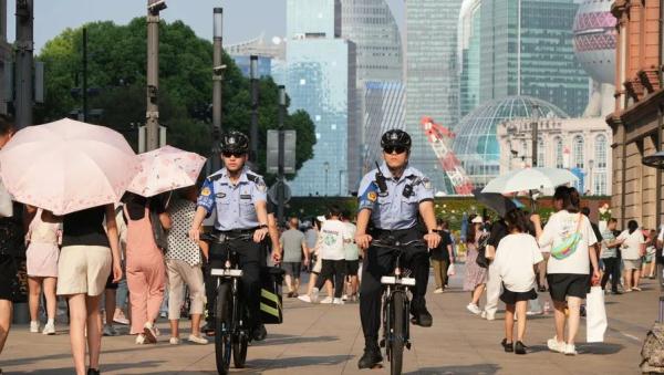上海外滩周末迎暑期最大客流！满满的安全感，来自他们的默默守护