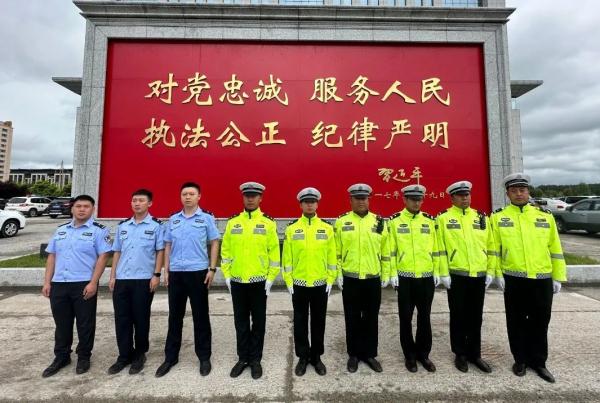 高压电线“噼里啪啦”冒火花,危急时刻他们冲上去 高压电线“噼里啪啦”冒火花,危急时刻他们冲上去