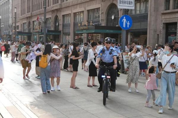 上海外滩周末迎暑期最大客流！满满的安全感，来自他们的默默守护