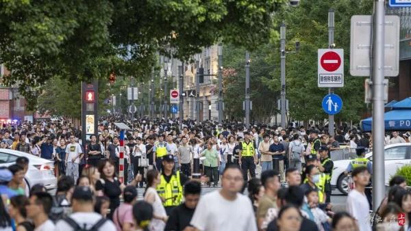 丢上海的脸！南京路步行街，零食店商品包装低俗；“一日游”坑骗游客，又有新花样