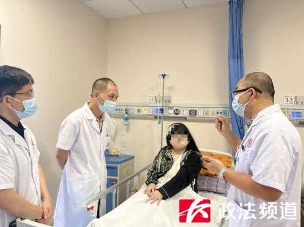 长沙一女孩减肥半月瘦了十斤，来送餐的外卖小哥见她后立刻送医