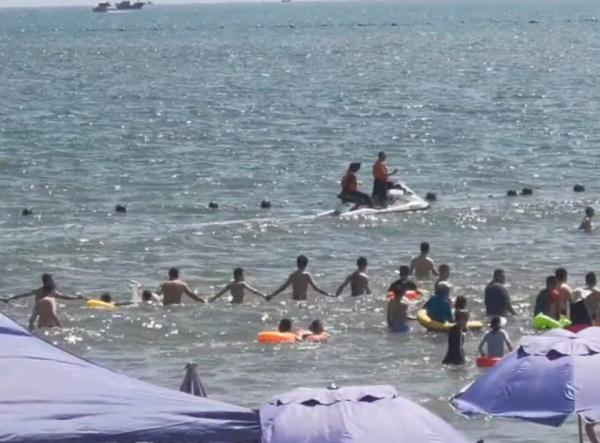 女童在秦皇岛海边走失，众游客手拉手筑人墙下海搜救，好消息传来