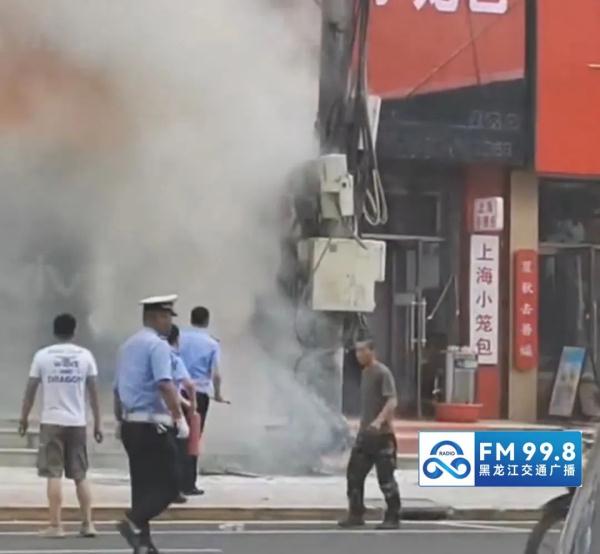 高压电线“噼里啪啦”冒火花,危急时刻他们冲上去 高压电线“噼里啪啦”冒火花,危急时刻他们冲上去