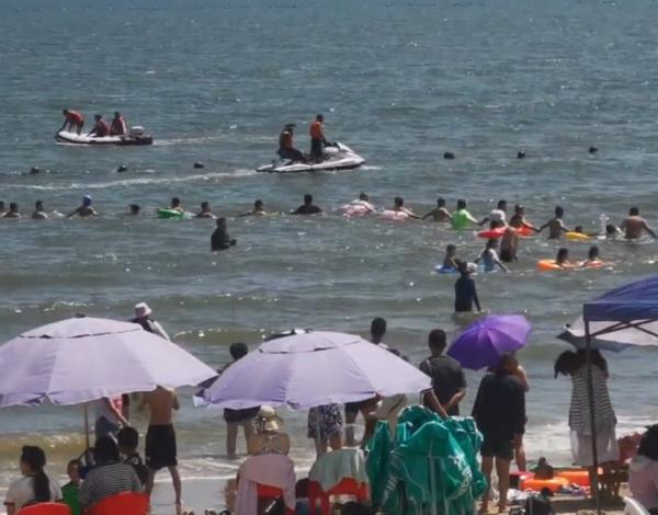 女童在秦皇岛海边走失，众游客手拉手筑人墙下海搜救，好消息传来